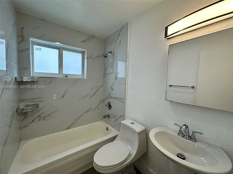 913 NE 17th St #8 — Photo 13