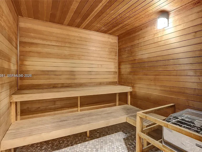 10 SW South River Dr #1010 — Photo 21