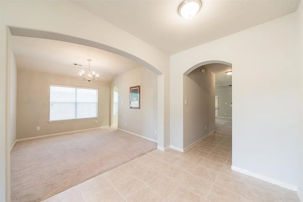 3 bed, 2382 sqft, $2,400 — Photo 4