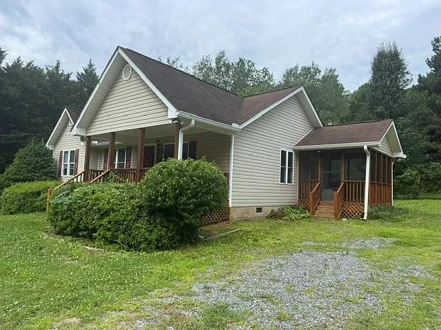 3 bed, 1260 sqft, $2,000 — Photo 2