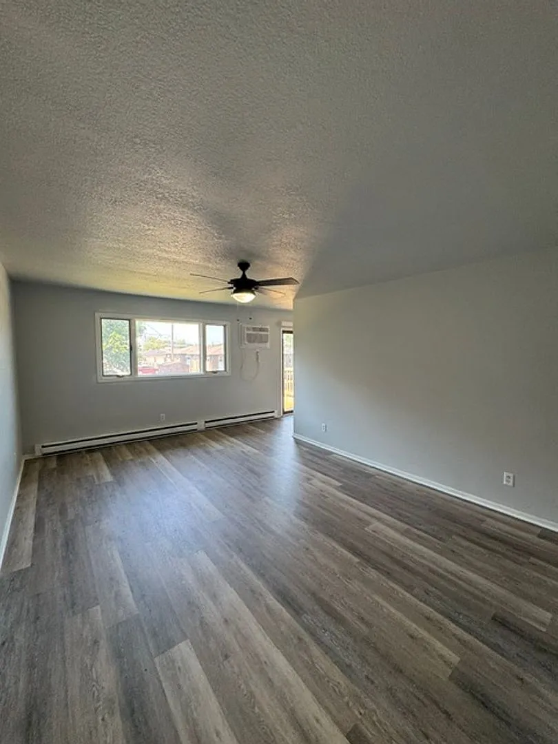 300 Jay Ray Ct — Photo 2