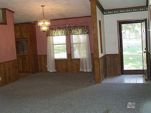 The inviting entry and dining area