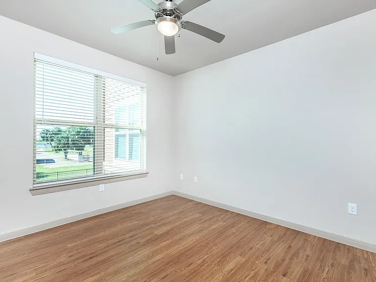 Midway Villas Apartments — Photo 41