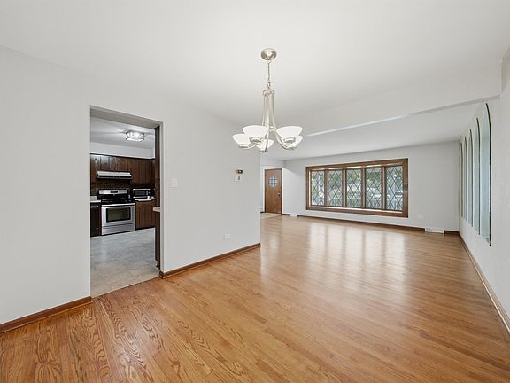 5th image of 601 Honey Locust Ln
