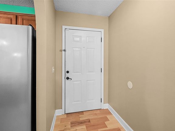4th image of 11013 Lakeside Dr