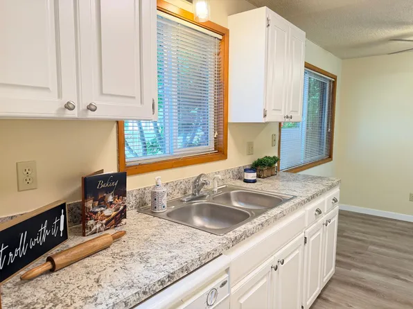 Putnam Terrace Apartments, 4520 SE Ina Ave #3, Portland, OR 97267