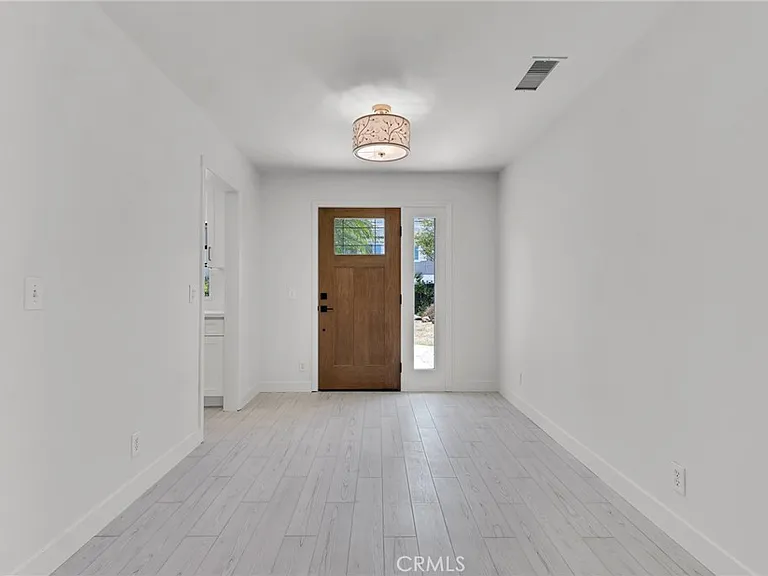 221 Acacia Ln — Photo 3