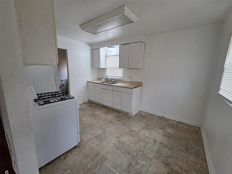 24511 Florence St — Photo 12