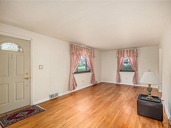 5th image of 625 Guenevere Dr