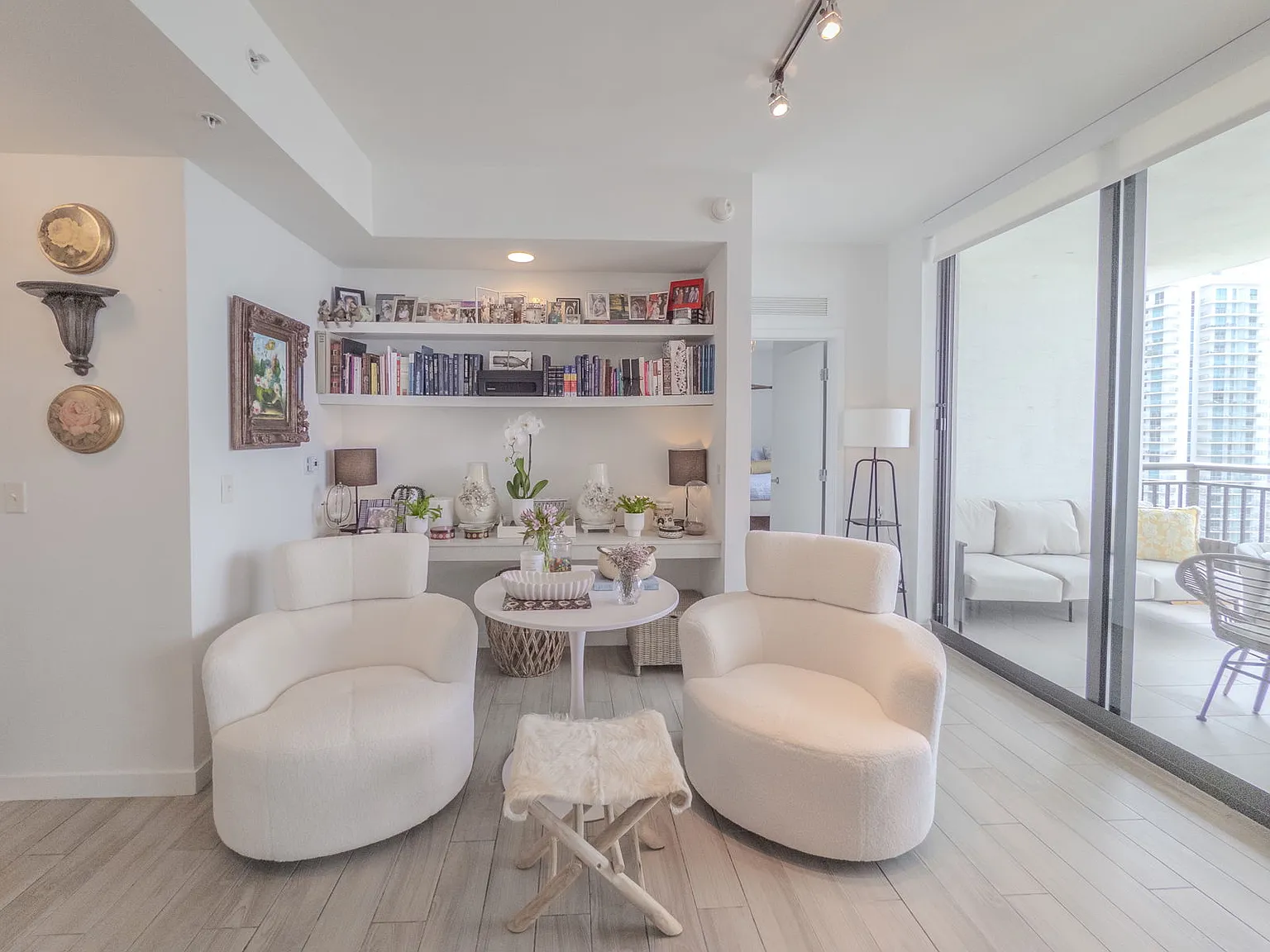 2 bed, 2.0 bath, 1224 sqft, $4,999 — Photo 2