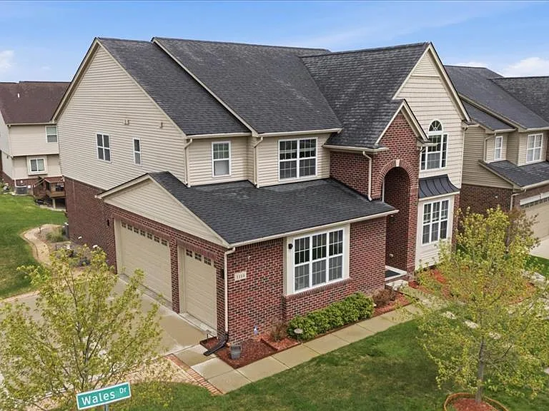 1114 Wales Dr — Photo 2