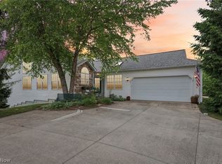 731 Grand View Ln, Aurora, OH 44202