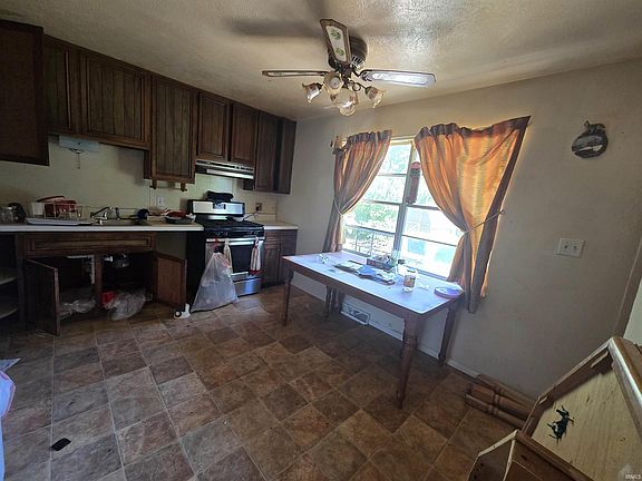 5th image of 801 E 6th St