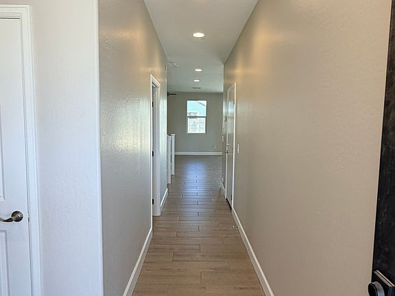 4th image of 612 E Hazelnut Ln