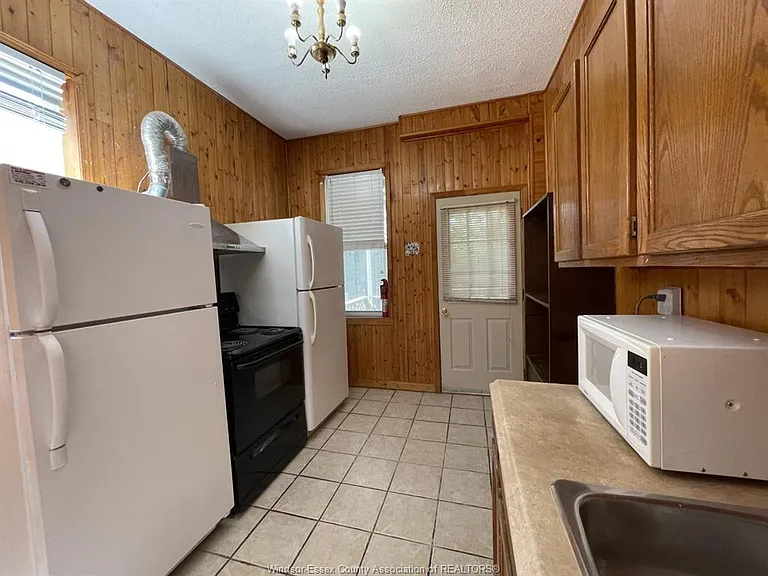 3338 Sandwich St — Photo 6