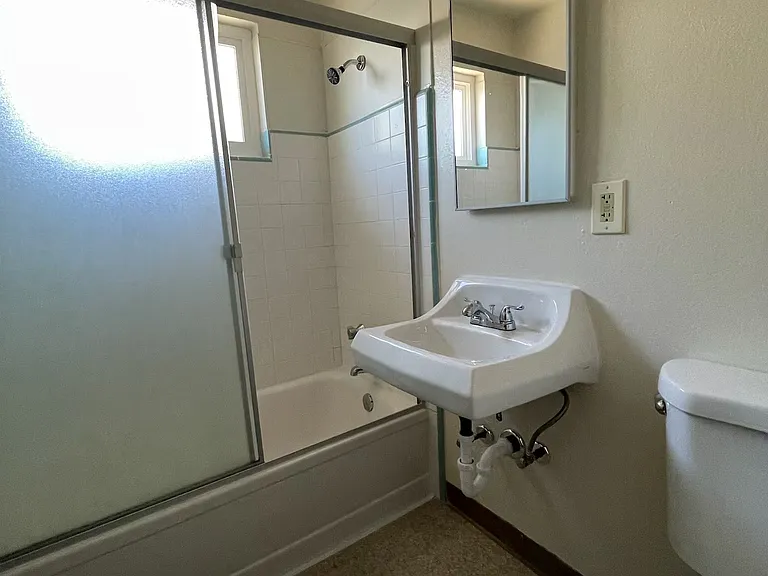 2253 2nd Ave #7 — Photo 9