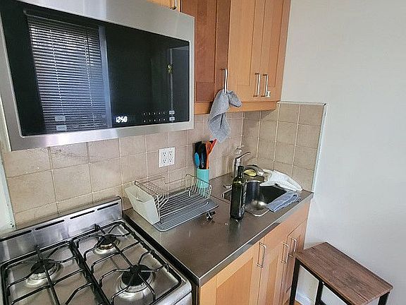 4th image of 534 W 50th St #3E