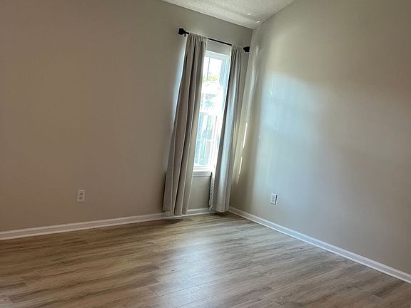 3rd image of 800 Brewster Ln