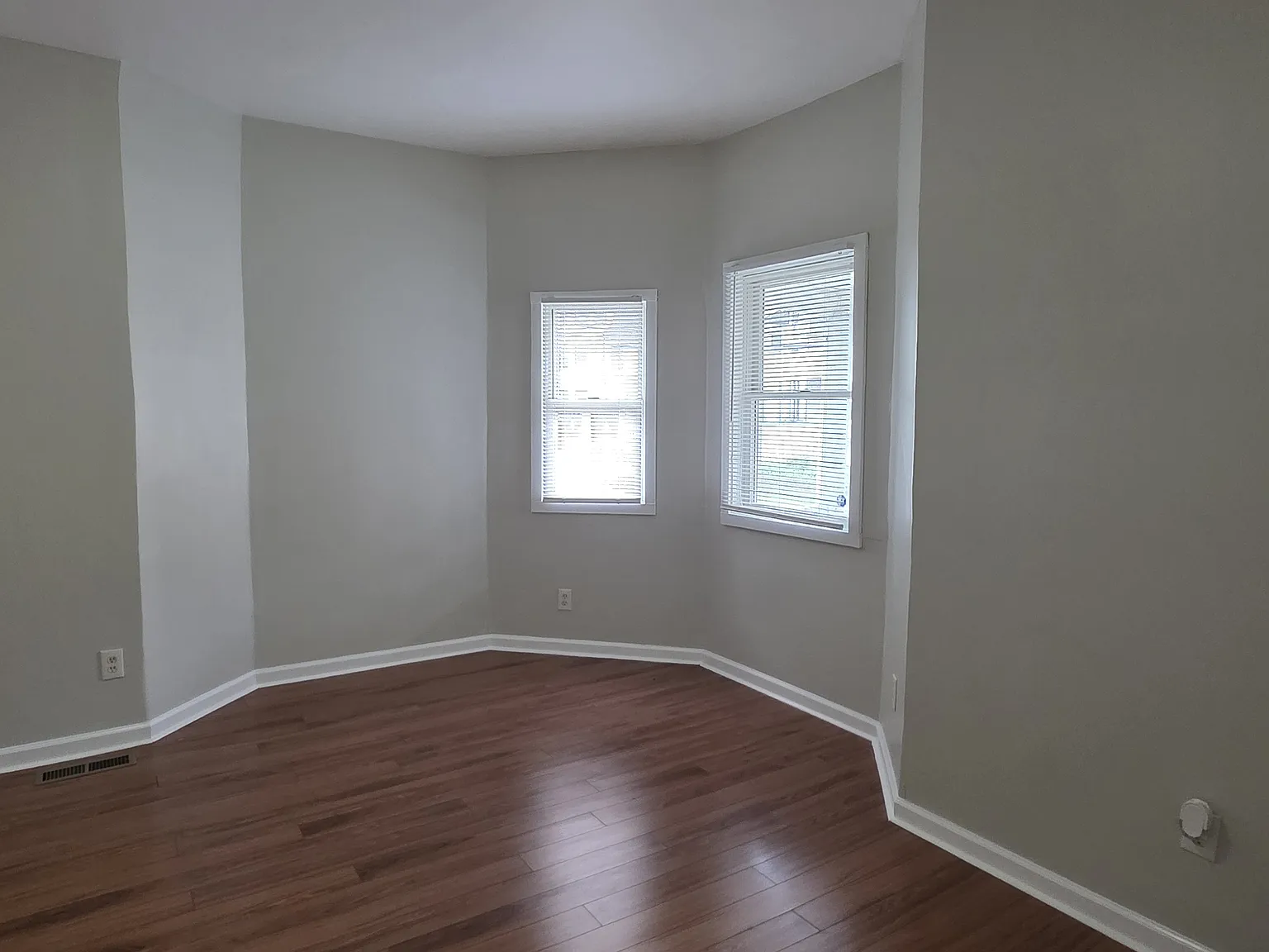 3 bed, 1200 sqft, $2,200 — Photo 2