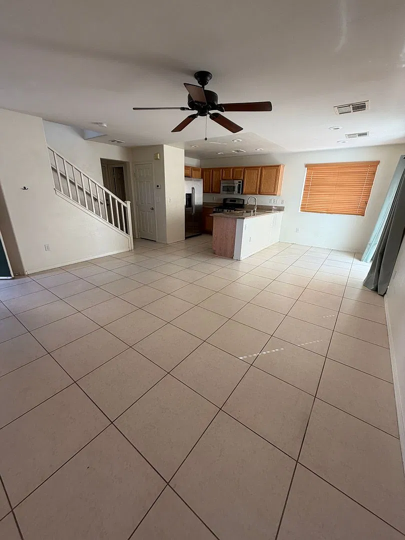 Americana Property Mgmt - Beautiful 3 Beds, 2 Story Home In Sw Community. — Photo 3