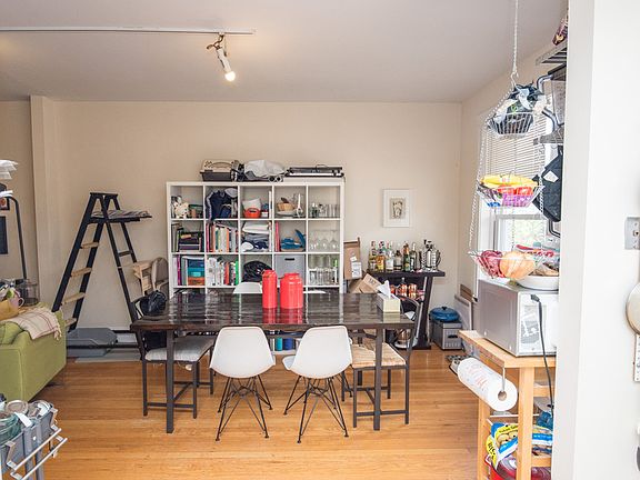 4th image of 821 W Newport Ave APT 2R
