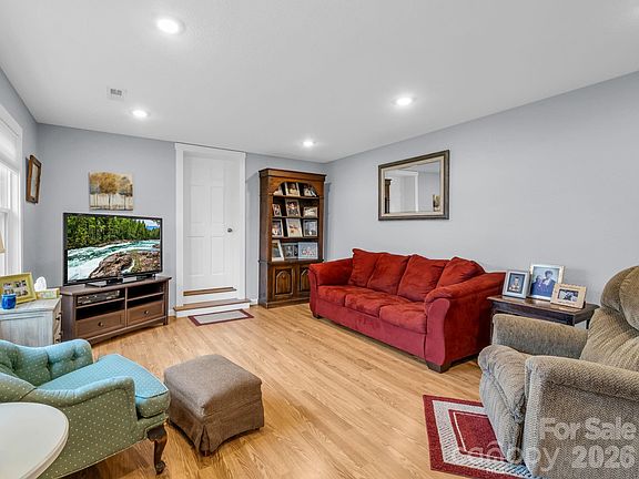 3rd image of 1086 Carters Ridge Rd