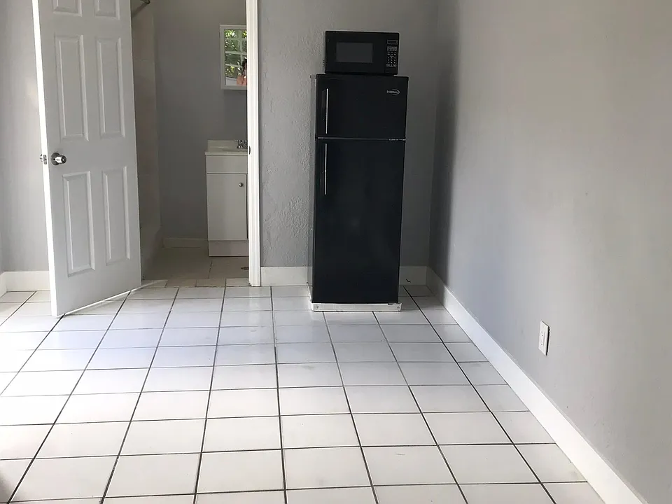 Refrigerador completo y microondas.
Full refrigerator and microwave.