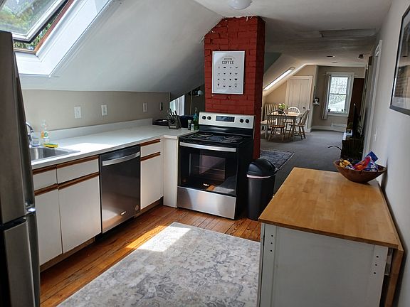3rd image of 9 Brewster St Floor 3