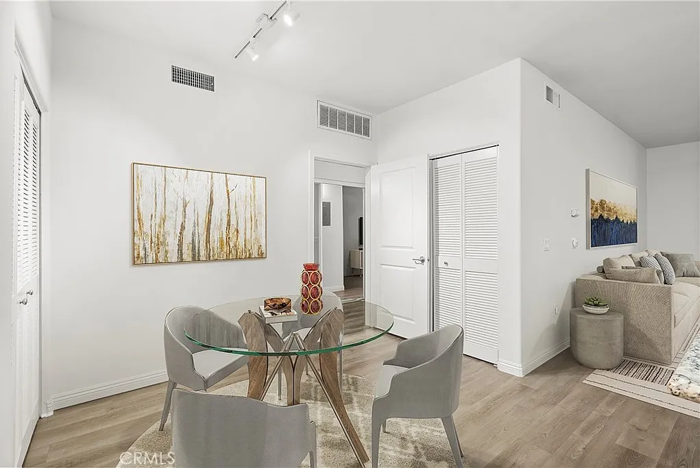 2 bed, 1042 sqft, $3,050 — Photo 4