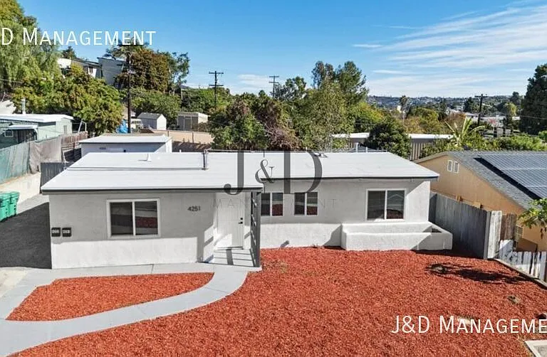 4253 College Ave — Photo 6
