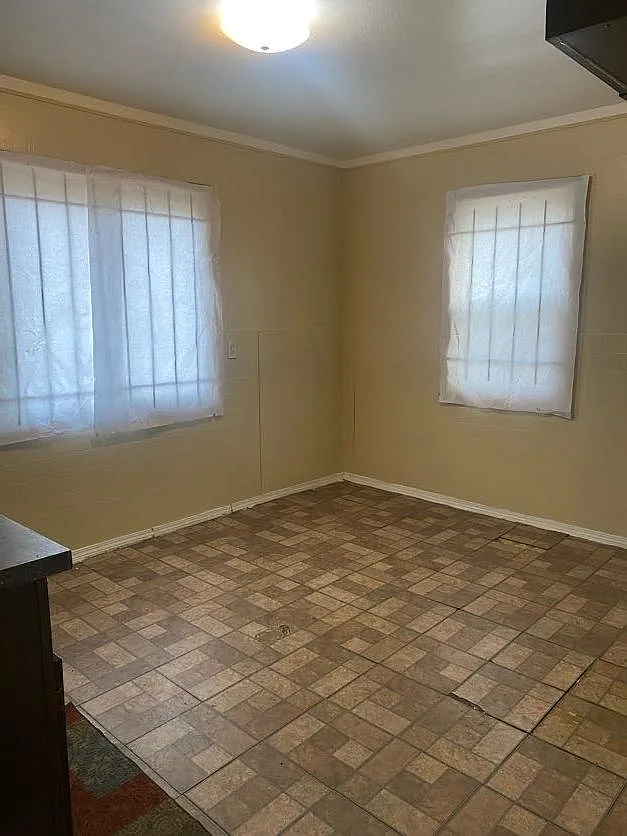 3 bed, 1000 sqft, $1,300 — Photo 3