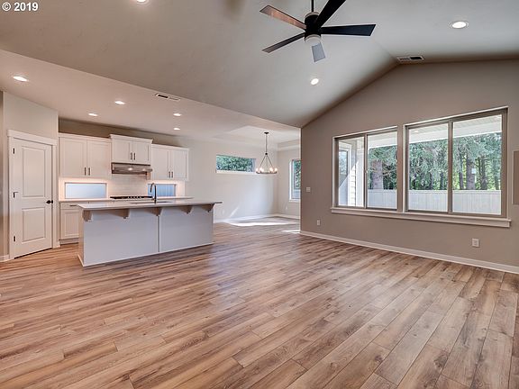 4th image of 5396 SE 81st Ave #202