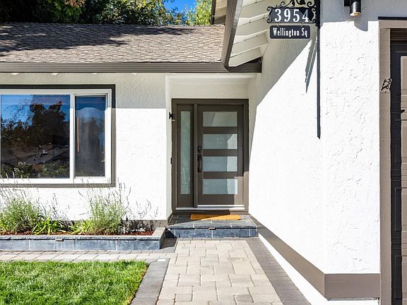 2nd image of 3954 Wellington Sq