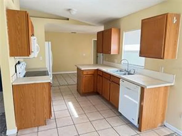 724 Versailles Ln — Photo 2