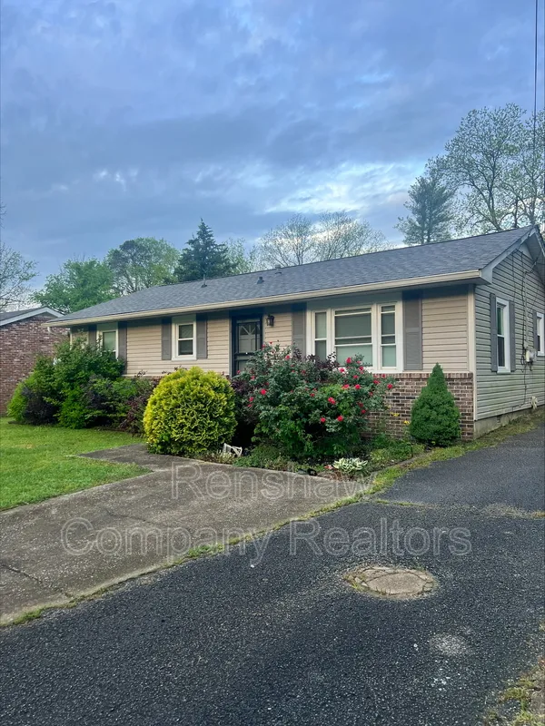 Primary Photo - 33 Southside Dr