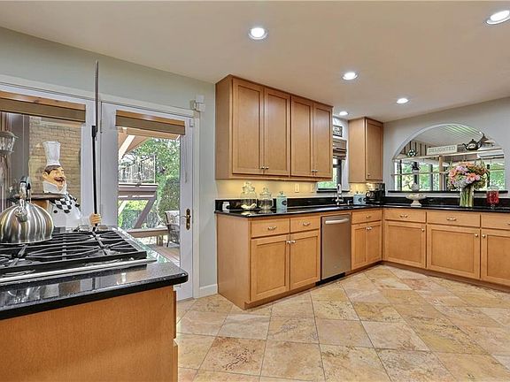 5th image of 306 San Mateo Ct