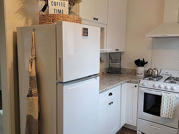 3rd image of 408 E Hermosa St