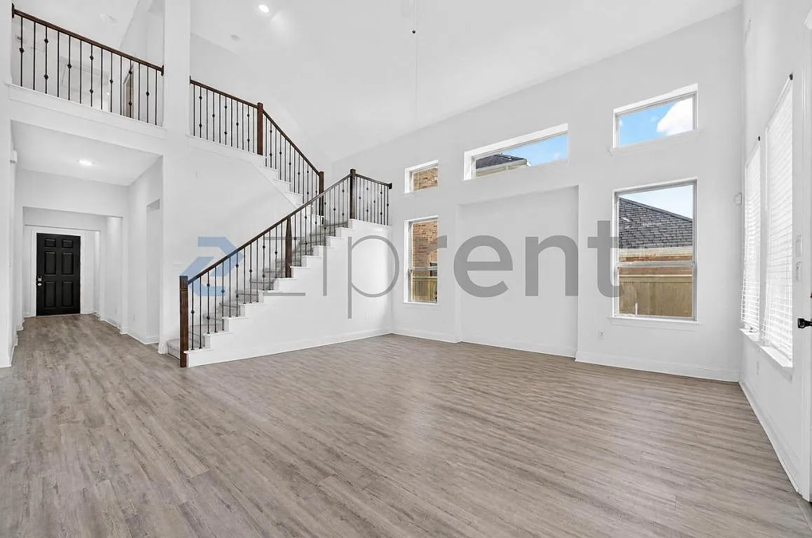 4 bed, 2800 sqft, $3,250 — Photo 2