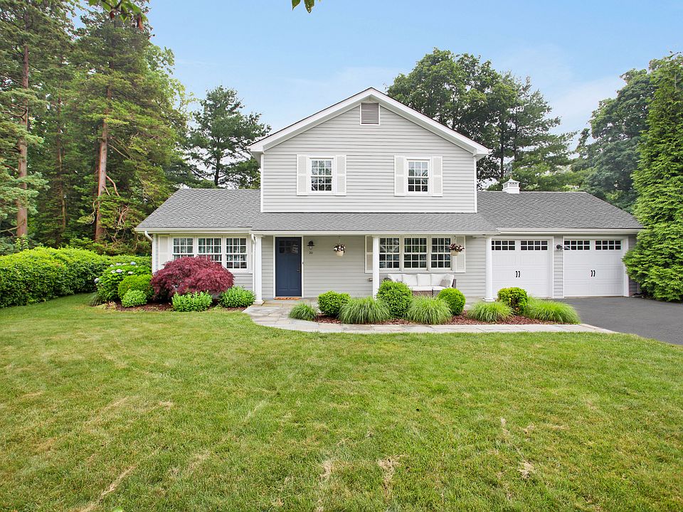 Beautiful Shippan colonial home just walking distance to the beach