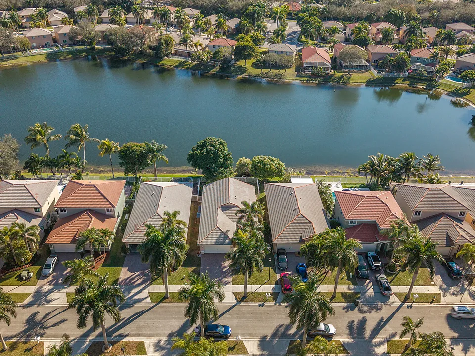 3800 Woodfield Dr