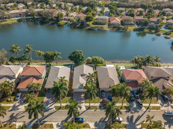 3800 Woodfield Dr, Coconut Creek, FL 33073