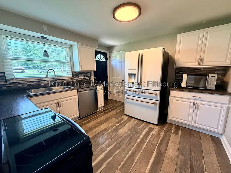 7802 Noblestown Rd — Photo 6