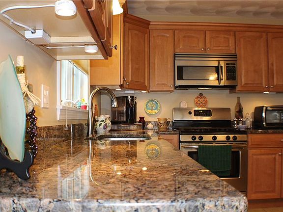 4th image of 176 Boylston Dr
