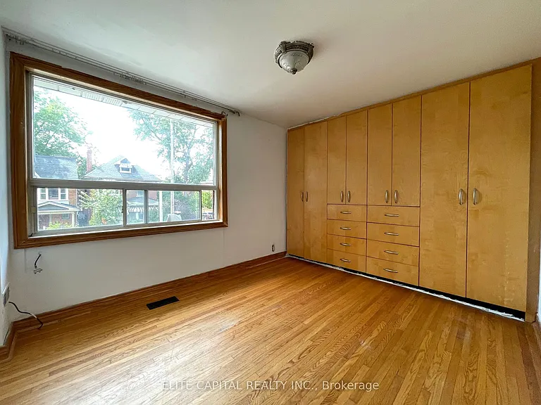 633 Christie St #UPPER — Photo 8