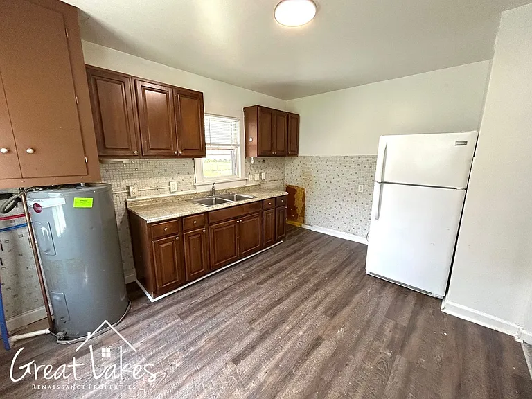 24601 Tallman Ave — Photo 8