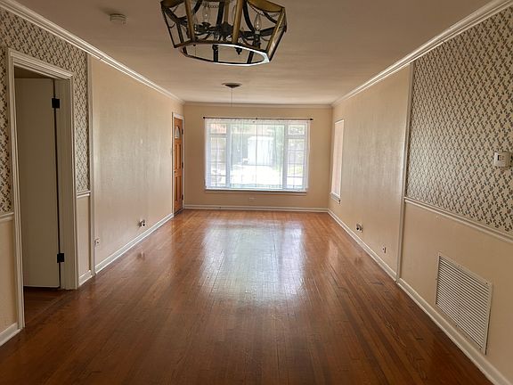 Living room/dining room.