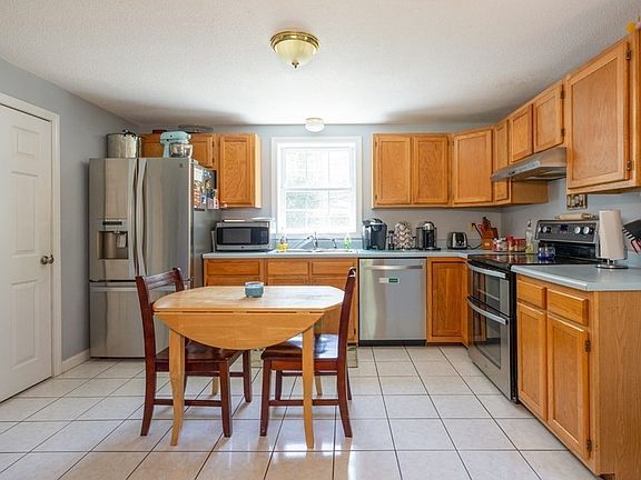 4th image of 140 Lakeshore Dr