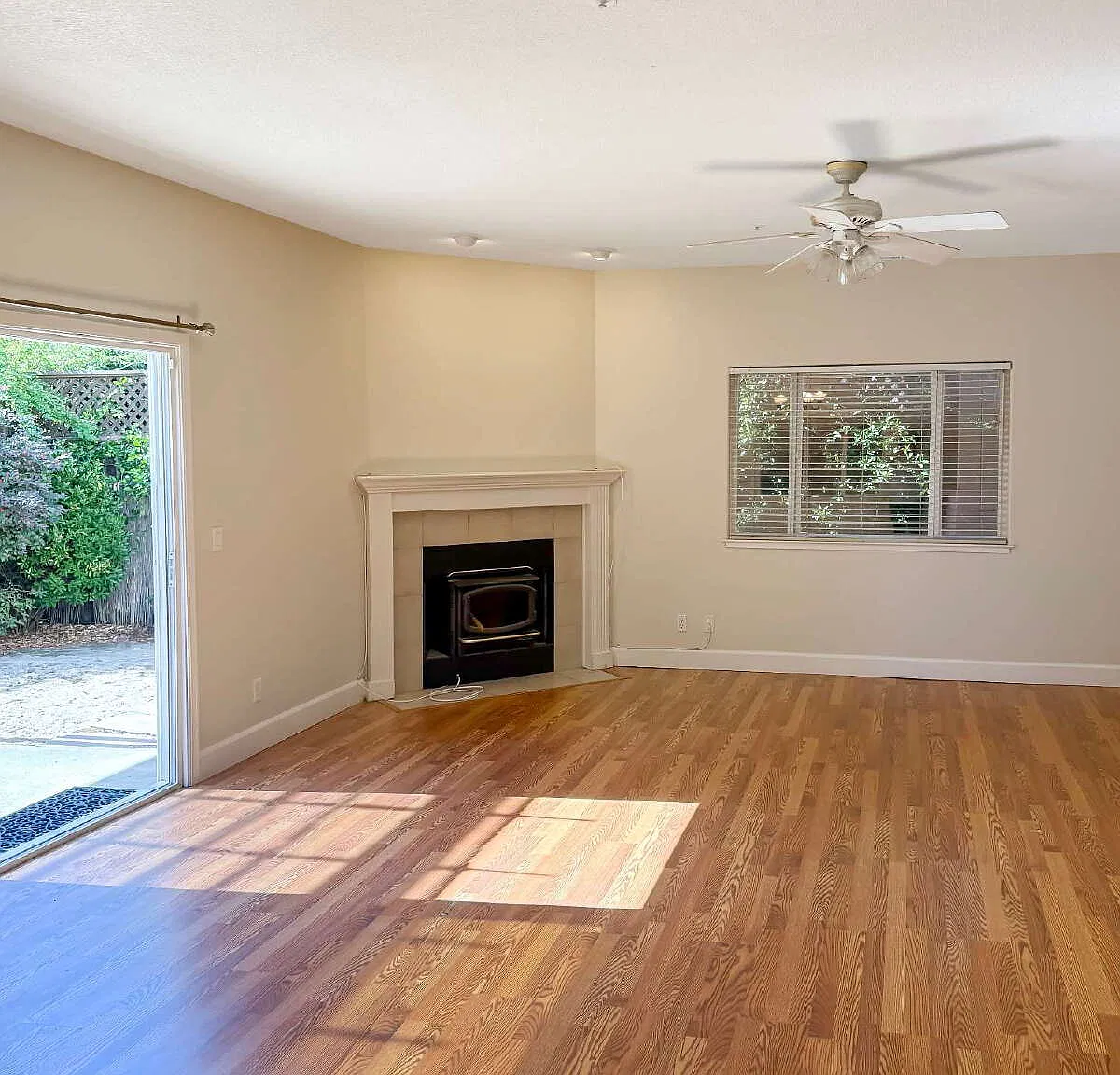 3 bed, 3.0 bath, 1968 sqft, $4,000 — Photo 1