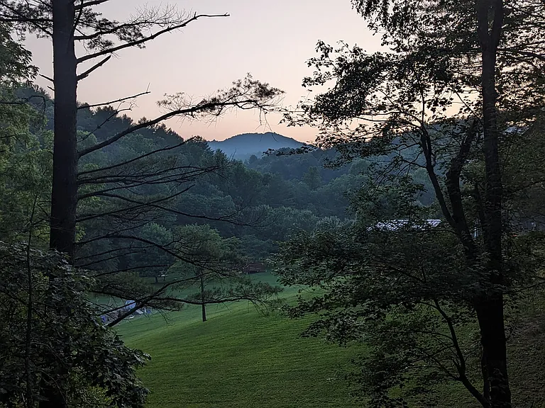 Surrounded by trees with open views (8 minutes to the Blue Ridge Parkway)