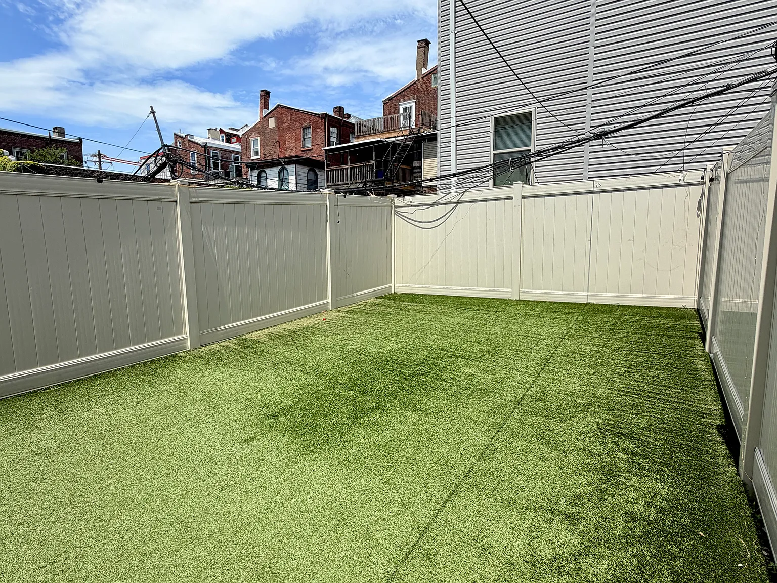 5 bed, 2054 sqft, $4,925 — Photo 3